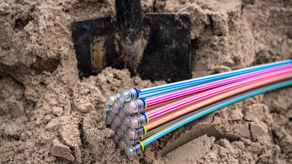 Bevor Glasfaser für megaschnelles Internet ins Haus kommt, müssen Leerrohre (Foto) verlegt werden. Durch diese Leerrohre werden dann mit Druckluft die eigentlichen Glasfaserleitungen geblasen und angeschlossen. Die Firma epcan soll jetzt mit öffentlicher Förderung den Glasfaserausbau in Ortsteilen von Halberstadt und Osterwieck realisieren.