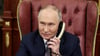 Kremlchef Putin telefoniert noch gern mit einem Schnurtelefon, für Russen mit Smartphone soll es aber neue Services unter staatlicher Aufsicht geben. (Archivbild)