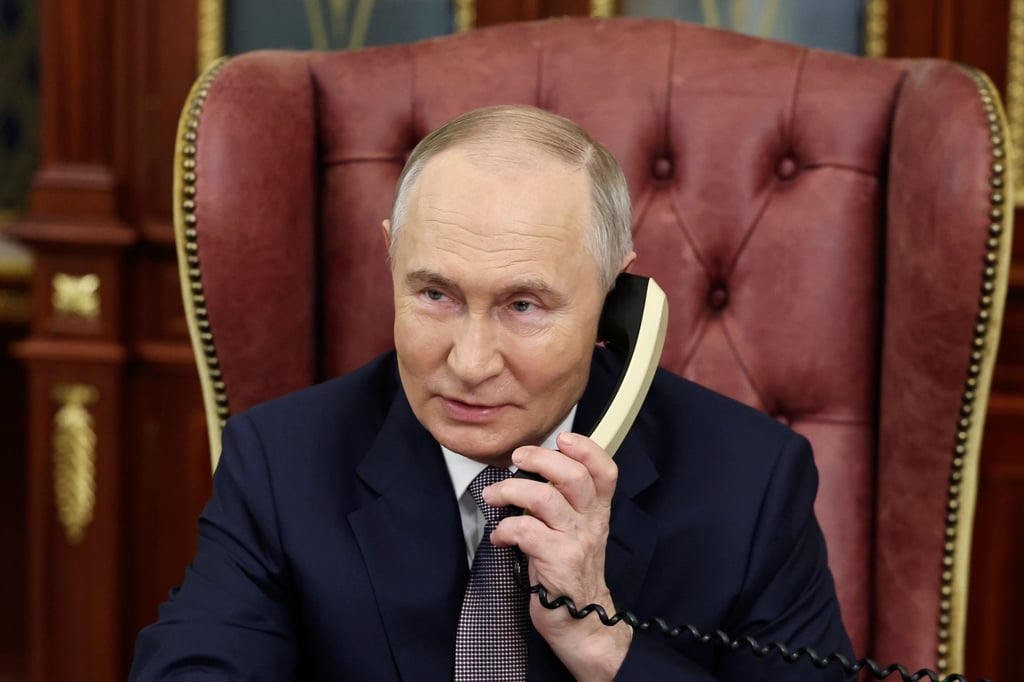Kremlchef Putin telefoniert noch gern mit einem Schnurtelefon, für Russen mit Smartphone soll es aber neue Services unter staatlicher Aufsicht geben. (Archivbild)