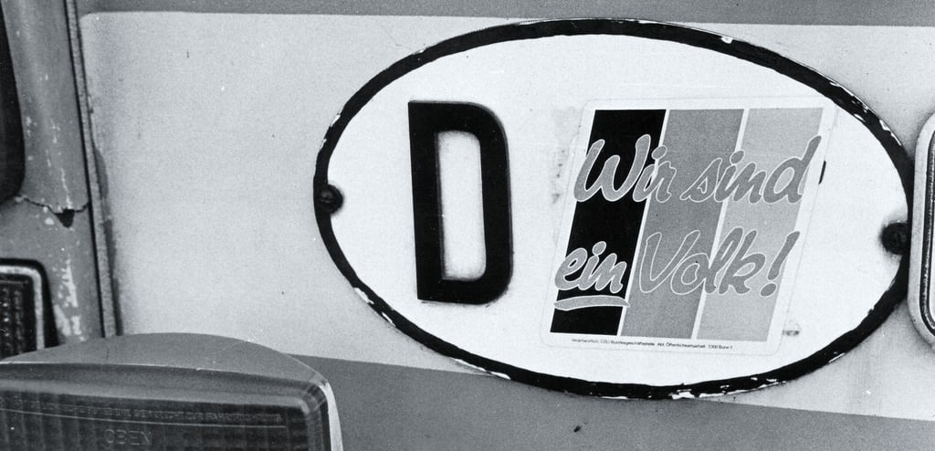 Noch ist die DDR da, aber ihre Kennzeichen verschwinden bereits.