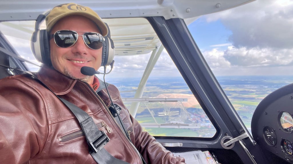 Hobby-Pilot Christian Sieberling fliegt über Sachsen-Anhalt.