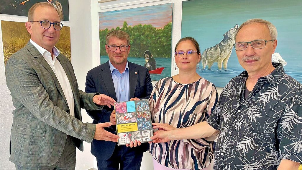 Das Grüger-Buch wird an die Kuratoriumsmitglieder Markus Bauer (von links) und Bert Knoblauch von Susanne Kalisch und Frank Pudel übergeben.