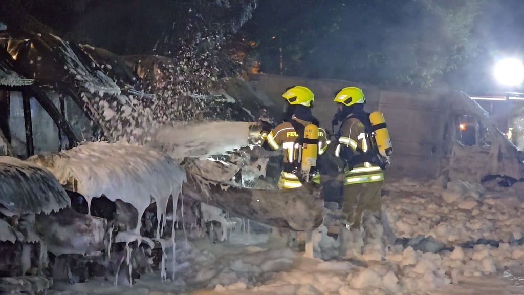 Als die Feuerwehr eintrifft, brannten viele Wagen des Fuhrparks bereits lichterloh.