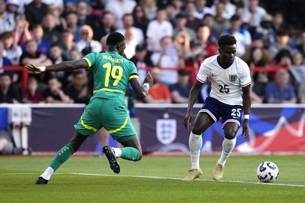 Englands Bukayo Saka (rechts) tat sich mit seinem Team gegen Senegal schwer