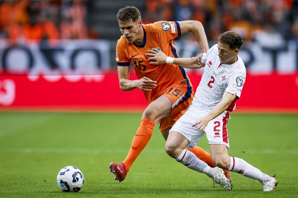 Micky van de Ven (links) zählte zu den zahlreichen Torschützen der Niederlande
