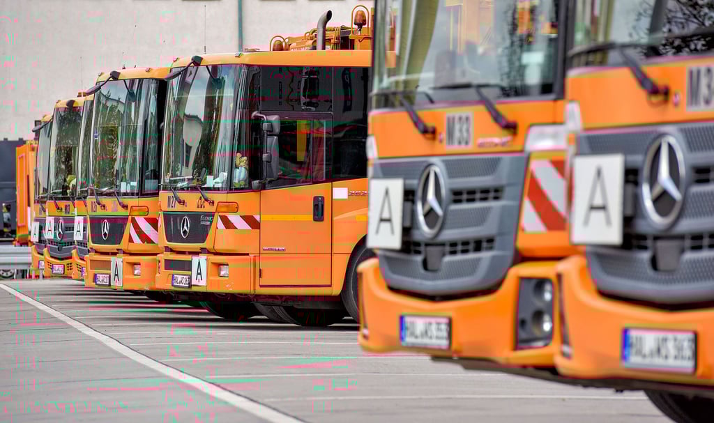 Blick auf einige Müllfahrzeuge der halleschen Stadtwerke. Sie könnten zukünftig neben Müllsammeln noch eine neue Aufgabe bekommen.