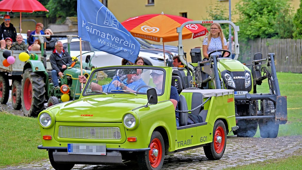 Die Oldtimer- und Traktorparade quer durch Westdorf kommt gut an. 