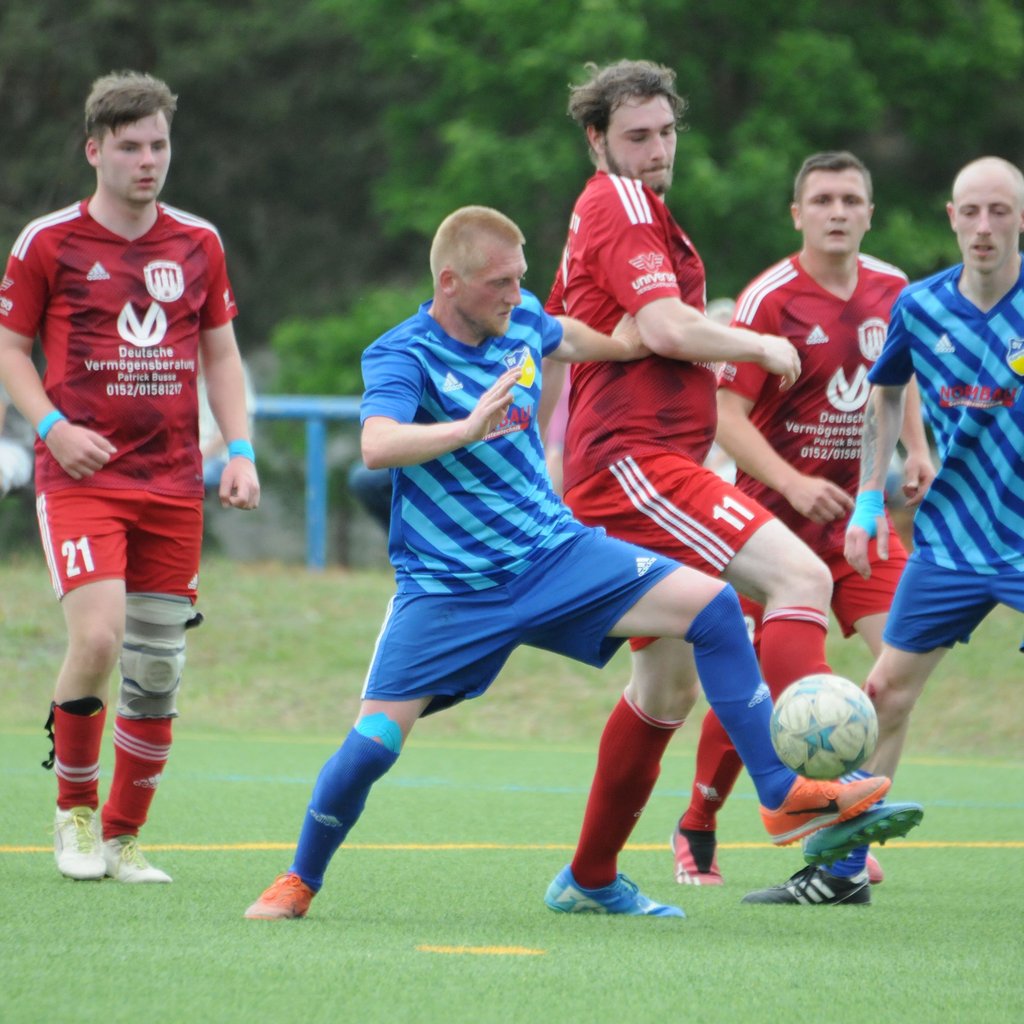 Eine Szene aus dem Kellerduell zwischen dem Möckeraner TV und dem Karither SV. Doch im Hintergrund brodelt die Diskussion um eine plötzliche Regeländerung und den Streit um Gerechtigkeit in der&nbsp;Kreisoberliga Jerichower Land.