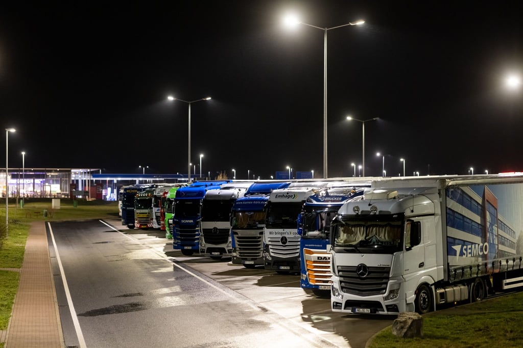 Der Platz für Lkw an Raststätten an Autobahnen ist knapp. (Archivbild)