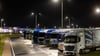 Der Platz für Lkw an Raststätten an Autobahnen ist knapp. (Archivcbild)