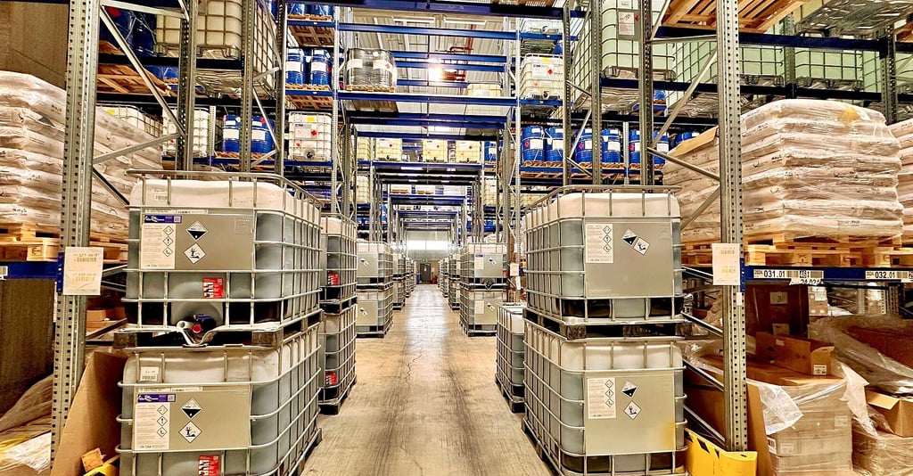 Blick in das Gefahrgutlager von Finsterwalder an der Europachaussee Halle: Durch die Menge der Stoffe werden die Produkte oft erst gefährlich.