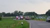 Rettungskräfte sind an der Fährstelle bei Sandau an der Elbe im Einsatz.