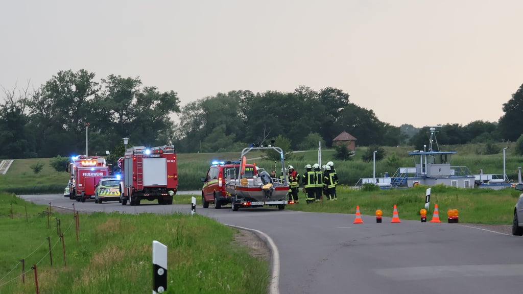Rettungskräfte waren an der Fährstelle bei Sandau an der Elbe im Einsatz.