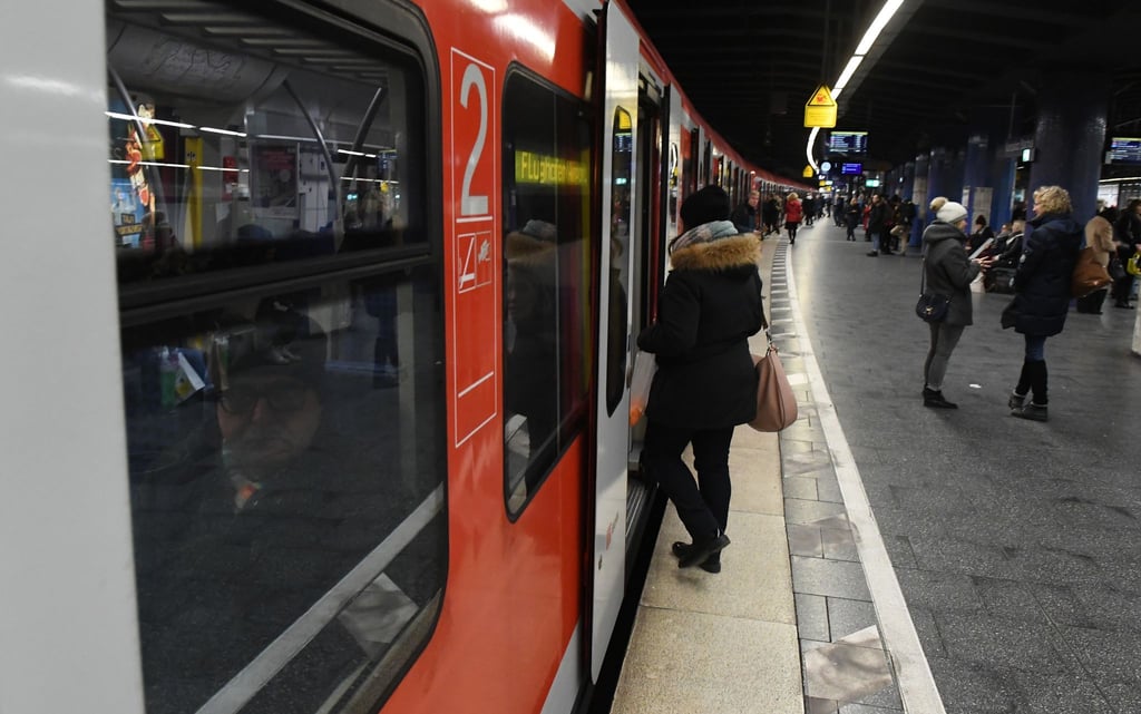 Drei Unbekannte fahren auf einer S-Bahn mit. (Symbolbild)