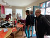 Maik Jablonski und Birga Stender aus Hannover sind die ersten, die den neuen Kaffee bei Steven Löper erwerben.