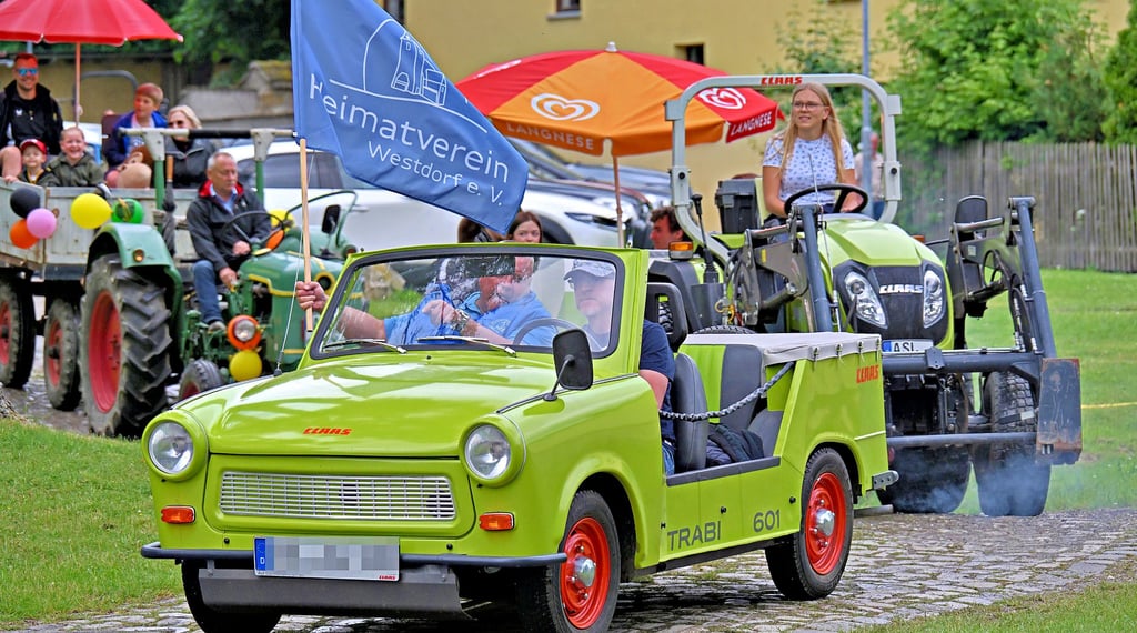 Die Oldtimer- und Traktorparade kommt in Westdorf gut an.