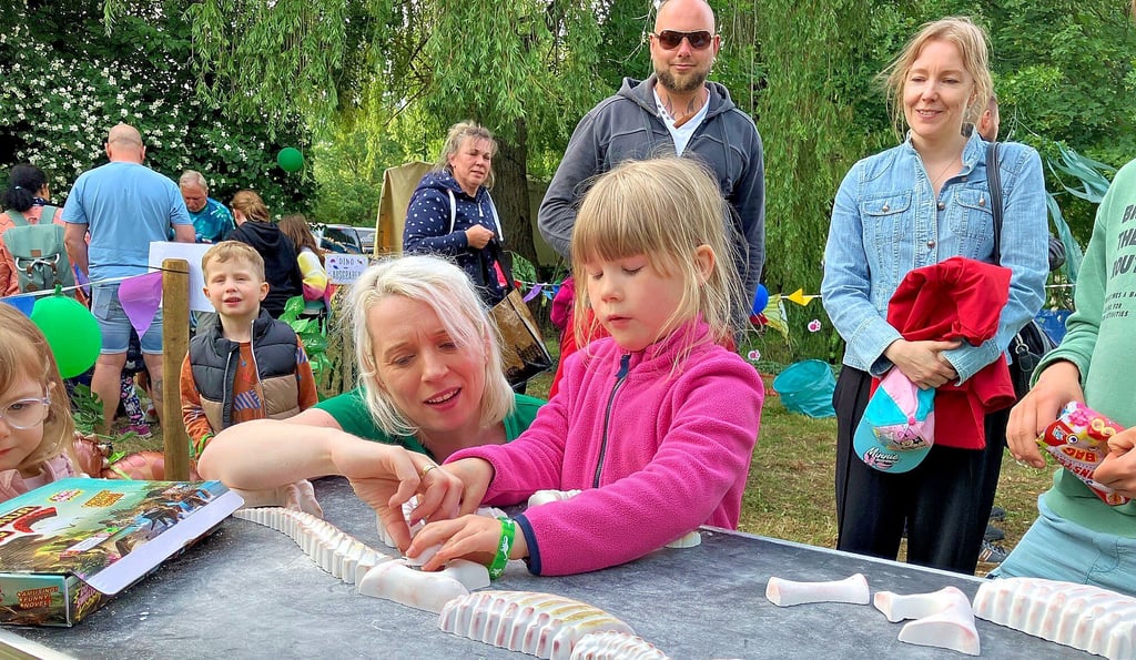 Sandra Müller (links) hilft Miriam (5) beim Zusammensetzen des Dino-Skeletts.