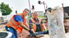 Simon Jentzsch (links) und Tobias Ruch gehören zum Tiefbau-Team, das am Bahnübergang in Meitzendorf in der Börde das jahrelang andauernde Problem behebt.