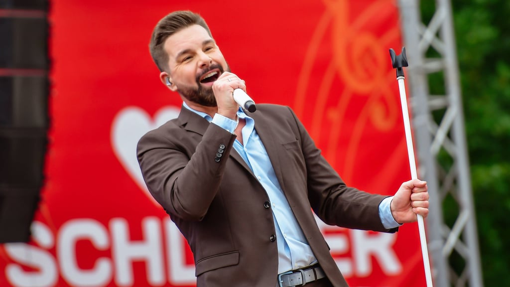 Eloy de Jong überlegt, mit welchen Schlagerstar er lieber ein Duett singen will.