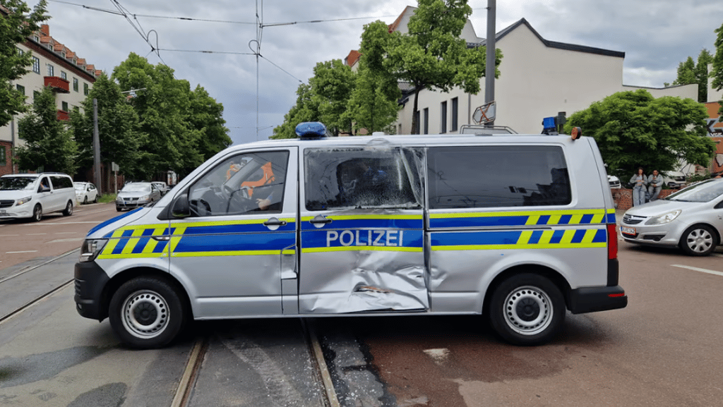 In Halle ist am Samstag ein Funkstreifenwagen der Polizei mit einer Straßenbahn zusammengestoßen.