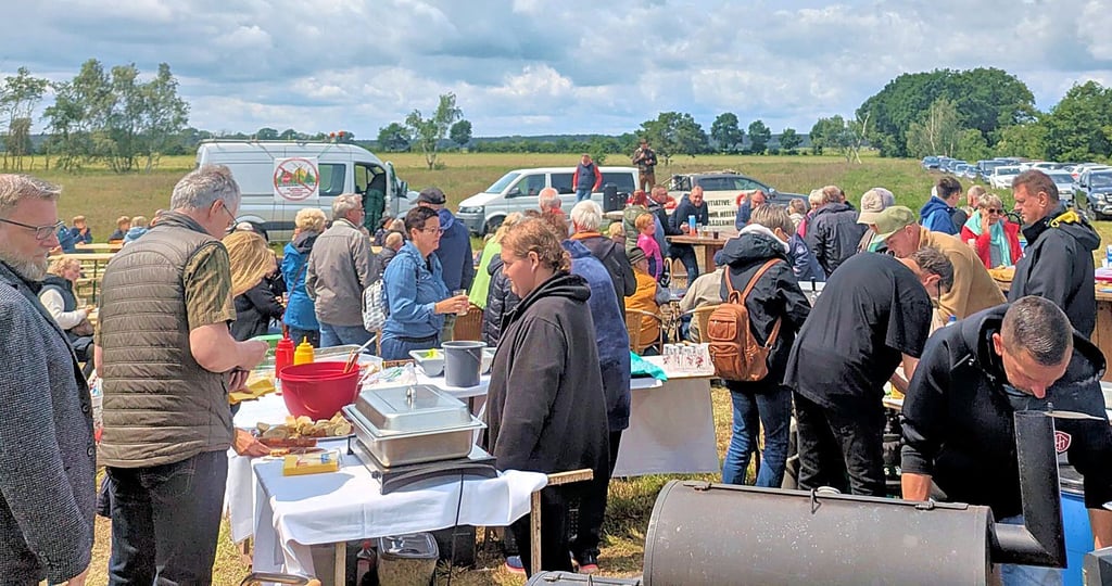 Mit Deftigem vom Grill, aber auch selbst gebackenem Kuchen wurden die Unterstützer der Bürgerinitiative in Breitenfeld am Pfingstmontag versorgt.