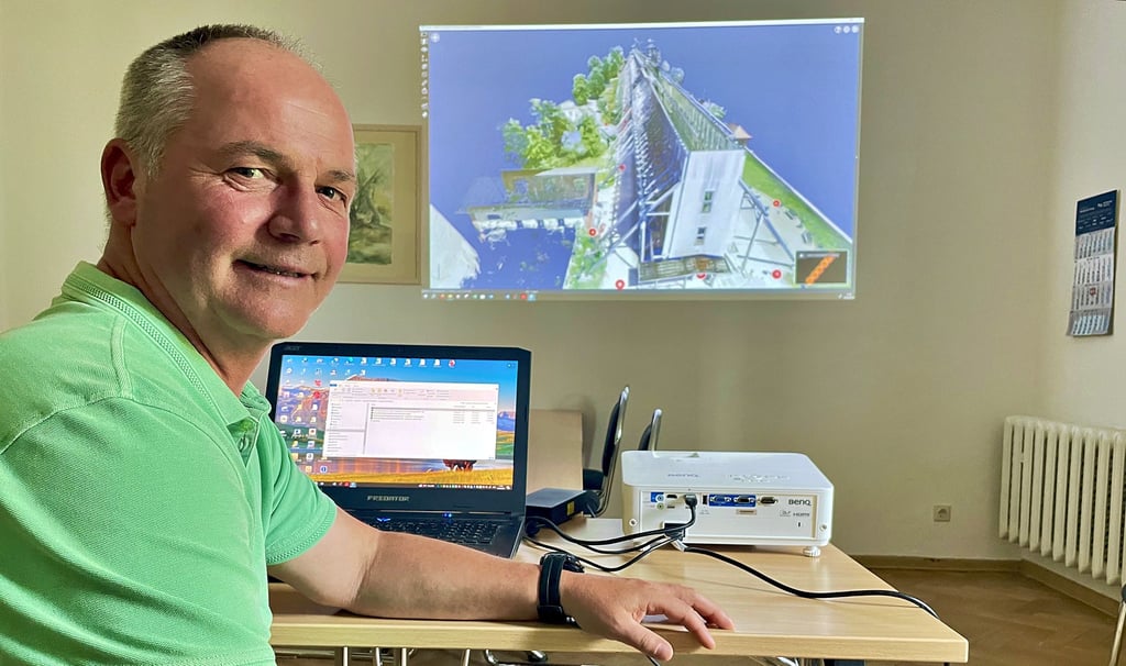 Vermesser Bernd Jenrich zeigt den Digitalen Zwilling des Gradierwerkes und wie leicht das Arbeiten mit den Daten möglich ist.