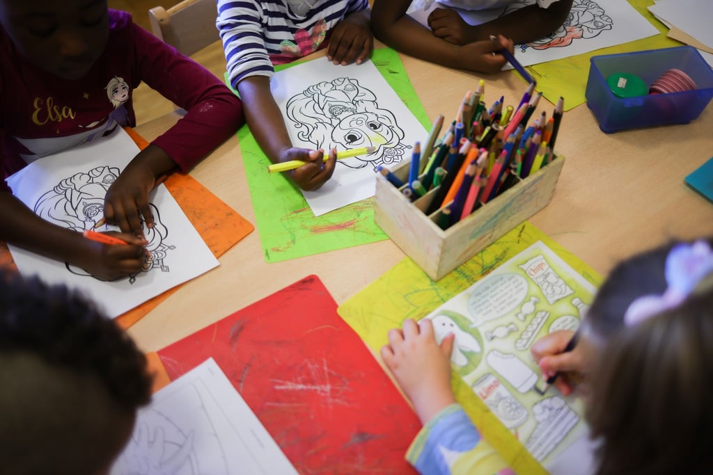 Kreative Aktivitäten für Kinder finden laut einer Umfrage fast alle Deutschen wichtig - gerade digitale Medien sehen viele aber als Hindernis. (Symbolbild)