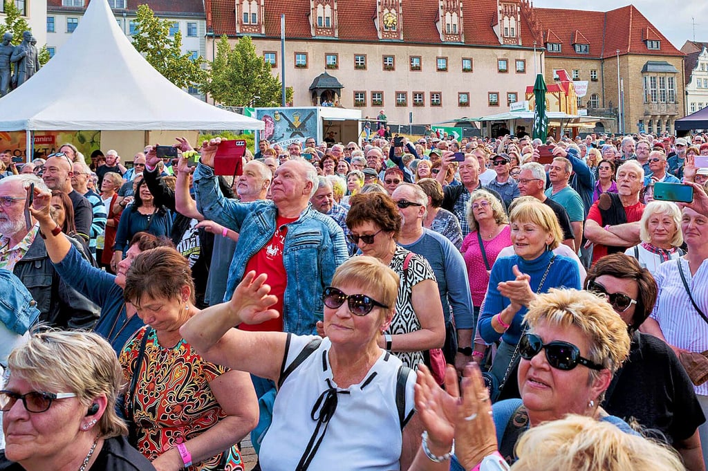 Im vergangenen Jahr sorgte die Band Spirit of Smokie für einen vollen Altmarkt. Nun eröffnen The Ultimate Eagles die Schwarzbiernacht und wollen ebenso das Publikum ins Zentrum der Stadt locken.