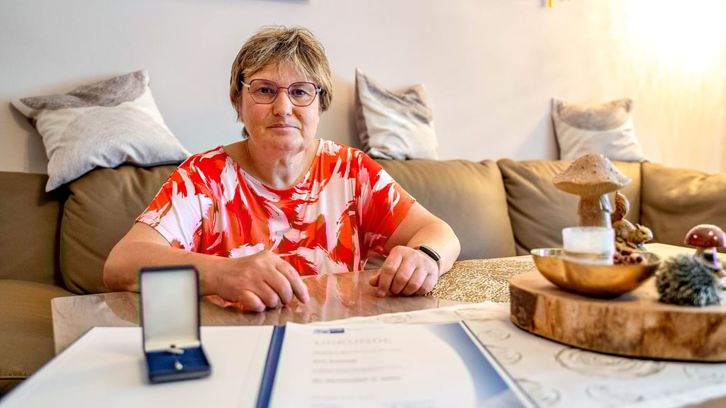 Für ihre ehrenamtliche Tätigkeit als IHK-Prüferin wird Ines Schmidt die Ehrennadel in Silber verliehen.