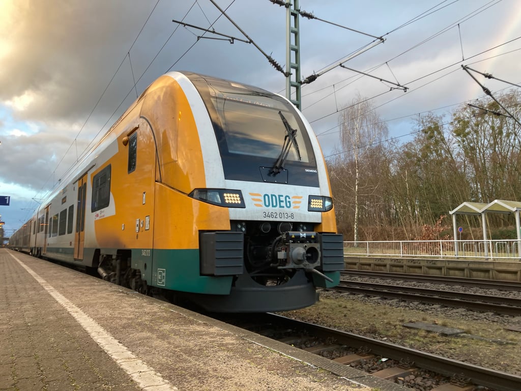 Der Regionalexpress 1 legt auf seiner Fahrt zwischen Magdeburg und Eisenhüttenstadt in den späten Abendstunden auch einen Stopp in Möser ein. Hier wurde der Zug Ziel eines Anschlags.
