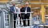 Die Firmenchefs Sven und Bernd Kirchner (re.) sowie Betriebsleiter Kai Oschmann (2.v.re) in der modernen Produktionsanlage