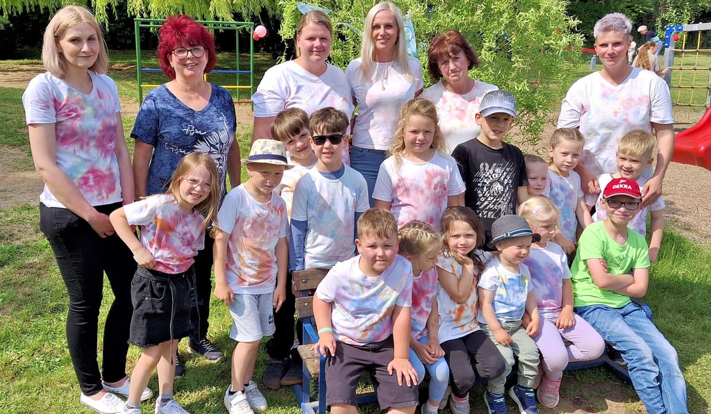 Die Erzieherinnen feierten mit aktuellen und ehemaligen Schützlingen den 50. Geburtstag der Kita.