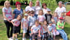 Die Erzieherinnen feierten mit aktuellen und ehemaligen  Schützlingen den 50. Geburtstag der Kita. 