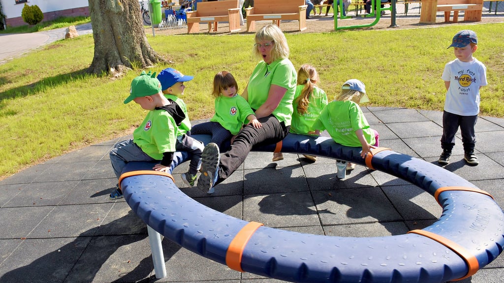 Der Aktivspielplatz auf dem Schulplatz in Benndorf lockt seit der Eröffnung kleine und große Leute ins Freie.