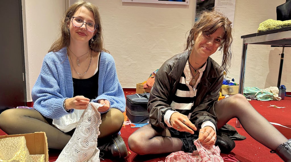 Abseits der Premieren gab es für Theaterbesucher viel zu tun: In der Kostümecke nähte sich etwa Julie Deliga (links) aus einer Gardine ein Top, während sich Vanessa Neu an einer Jacke für ihre Tochter probierte.
