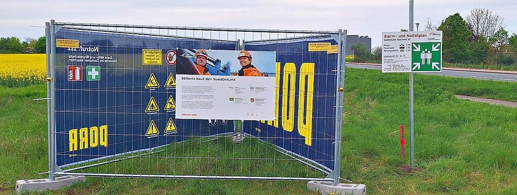 Ein Bauzaun steht an der Welsleber Straße in Biere.