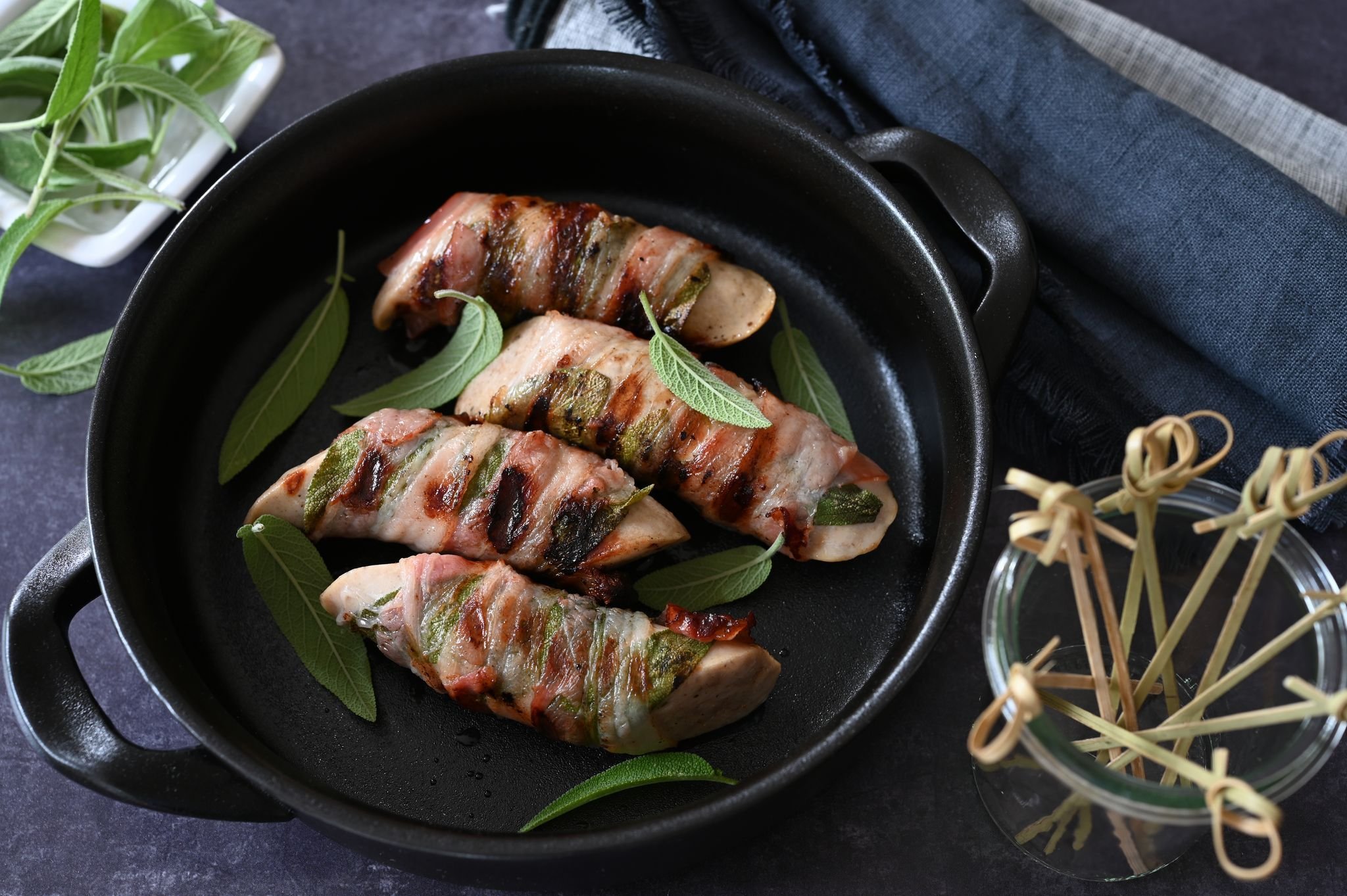 Mit Salbei und Speck umwickelt: Unschlagbare Grill-Idee: Saltimbocca ...