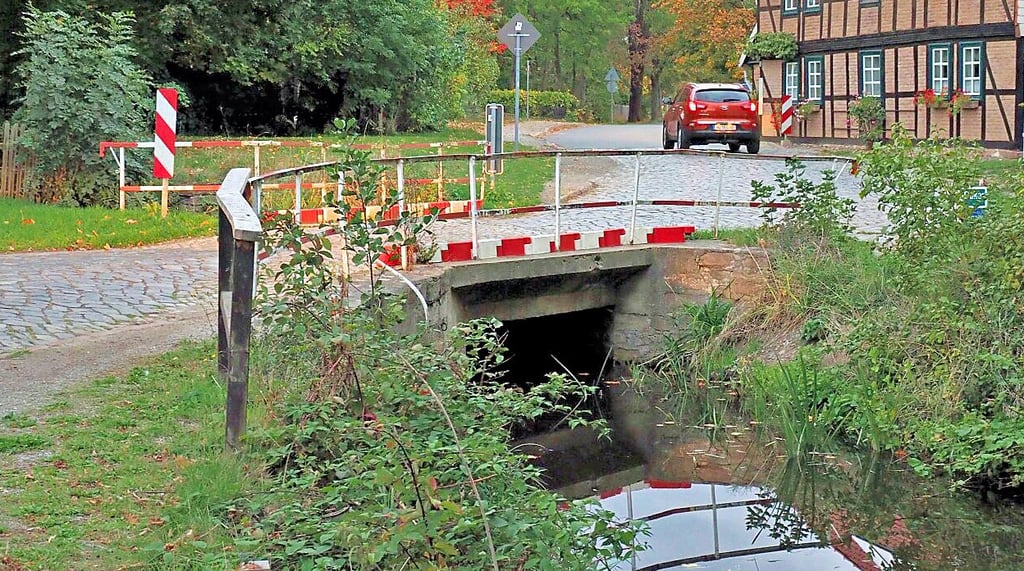 Schmal, gepflastert und ohne Fußweg war die alte Eckergrabenbrücke. Vor und hinter dem Bauwerk gab es enge Kurven.