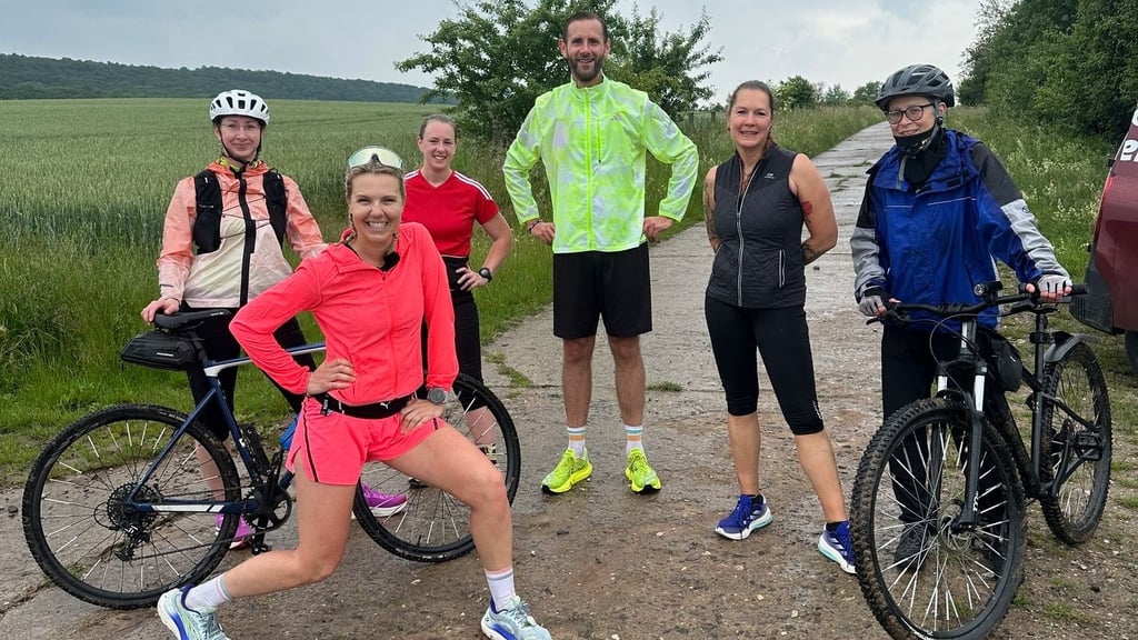Am Ziel von Marathon Nr. 10, kurz vor Eilenstedt: Joyce Hübner (zweite von links) und ihre "Mitläufer".