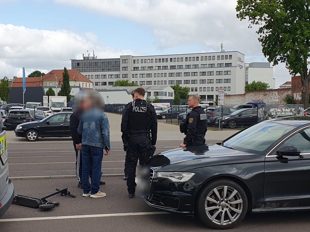 Die Polizei nahm am Mittwoch (11. Juni 2025) in Magdeburg einen Unfall im Adelheidring auf, bei dem ein E-Scooter und ein Pkw zusammenstießen.