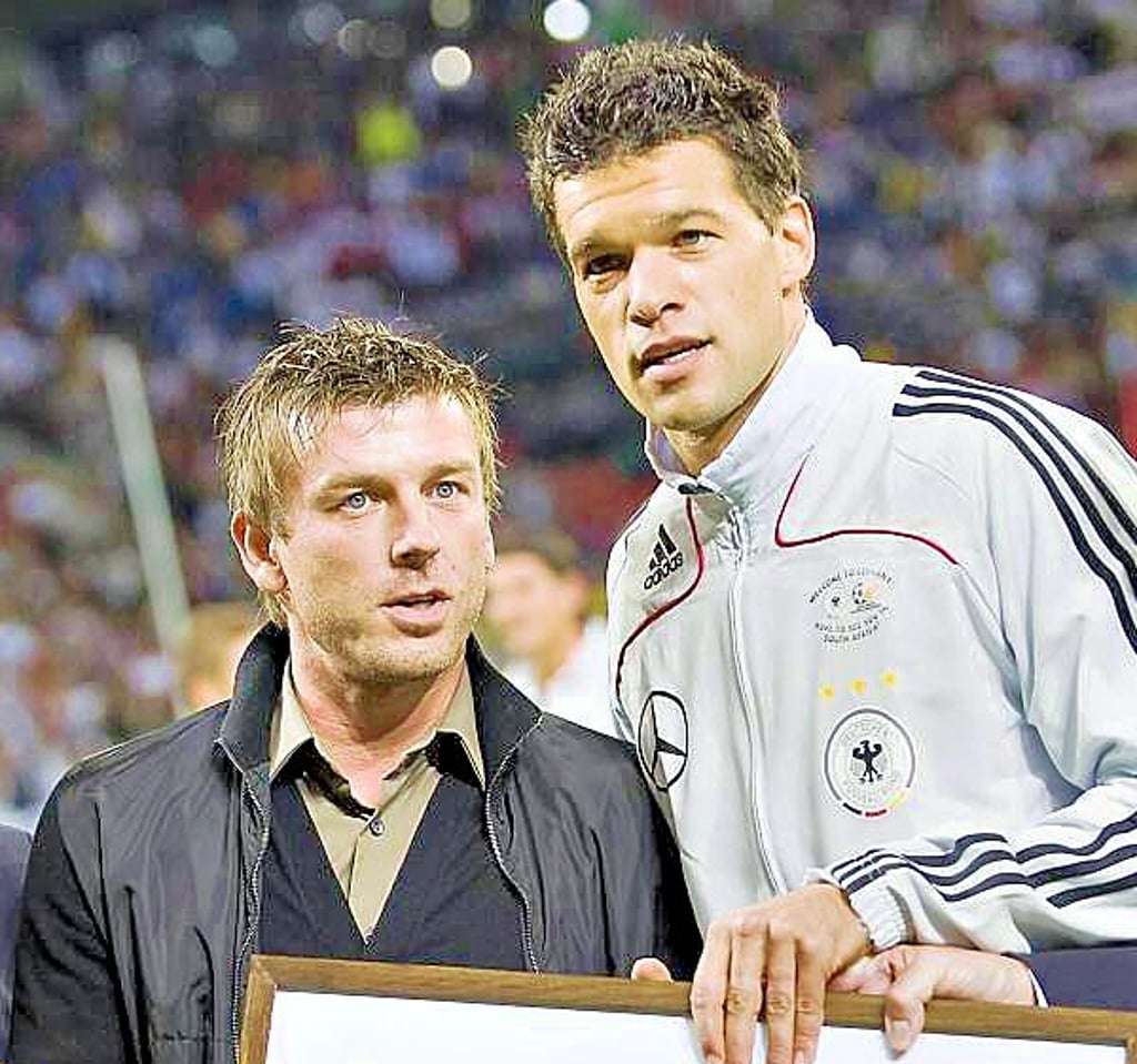 Bernd Schneider (l.) 2009 bei seiner Verabschiedung aus der deutschen Fußball-Nationalmannschaft mit Michael Ballack.