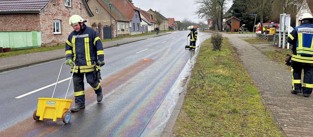Die Beseitigung von Ölspuren auf Fahrbahnen durch die Feuerwehren, wie hier im März 2023 auf der Bundesstraße in Scharlibbe, ist kostenpflichtig. Vorausgeasetzt, der Verursacher kann ermittelt werden.