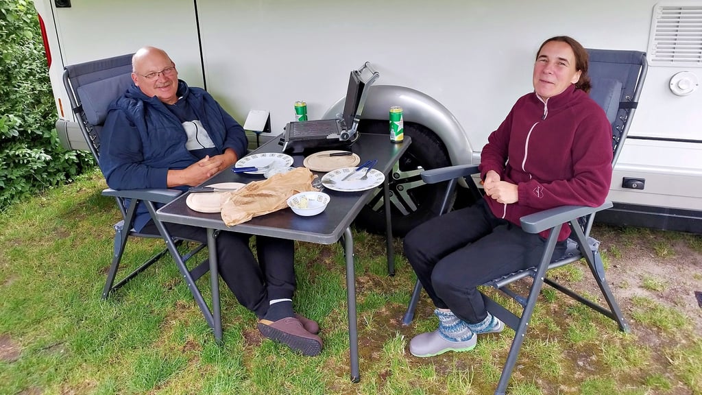 Ralf und Katja Petersen aus Nordfriesland genießen den Wohnmobilstellplatz am Freibad in Salzwedel.