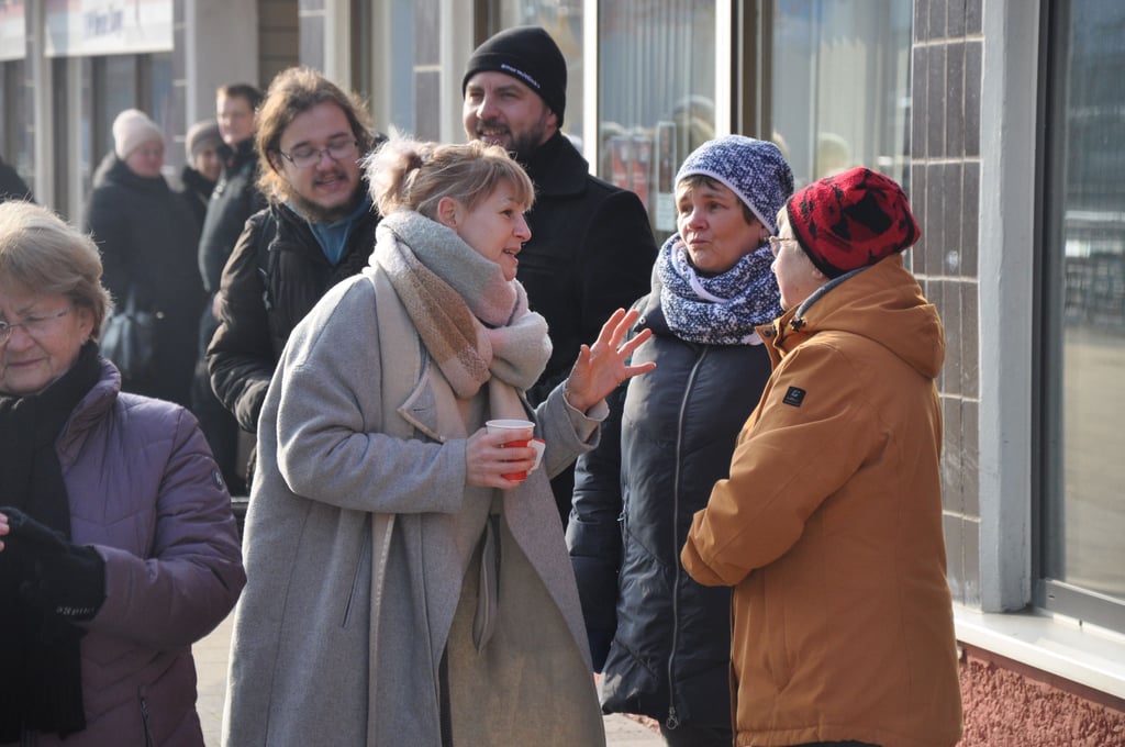 Kommunalpolitikerin Nadja Lüttich (Die Linke) im Wahlkampf Gespräch mit Passanten. In Arendsee gab es jetzt einen rechtsextremen Anschlag auf ihr Wohnhaus.