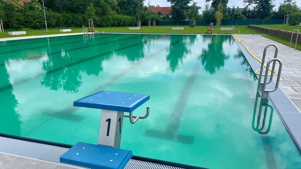 Fast fertig: So sah ein Teil des Freibades am Mittwoch aus.