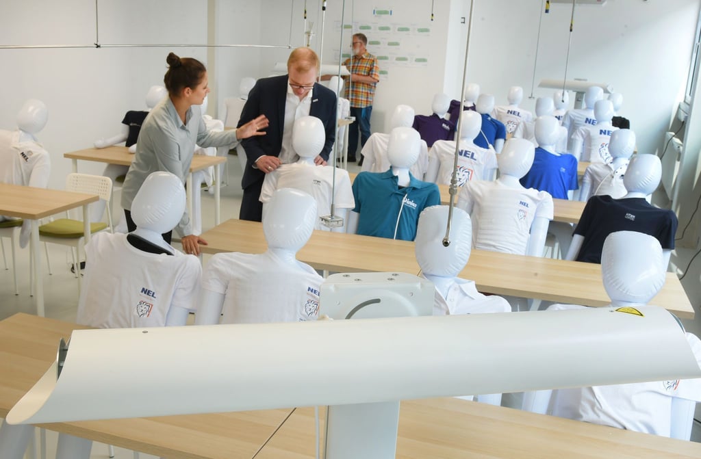 Aufblasbare Puppen statt Schüler: In einem Labor in Leipzig wird derzeit untersucht, ob und wie UV-C-Strahlung die Belastung von Krankheitserregern verringern kann.