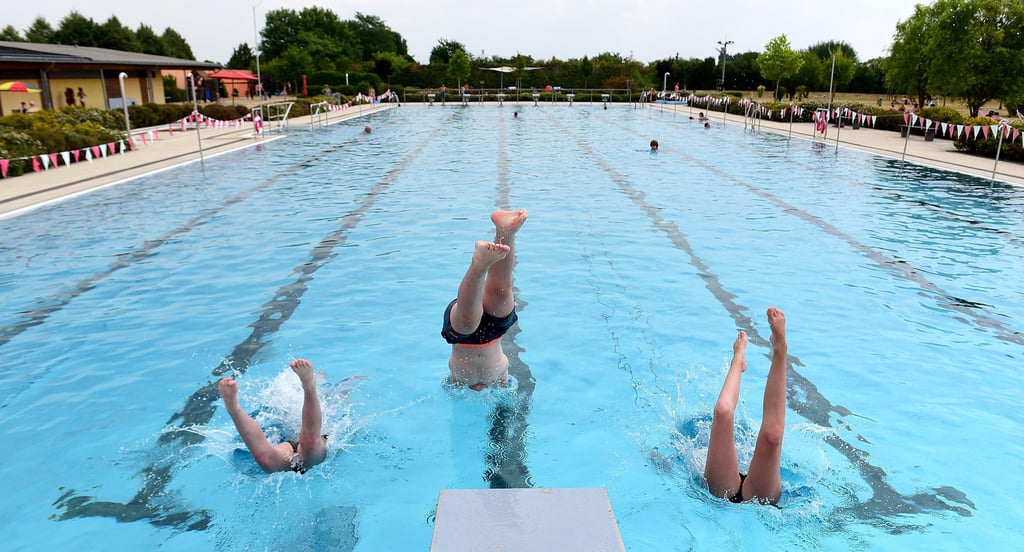 Bei heißen Temperaturen können Besucher sich im Erich-Rademacher-Bad in Magdeburg-Olvenstedt abkühlen. Bei Regen wäre ein Besuch in der Schwimmhalle geeigneter.