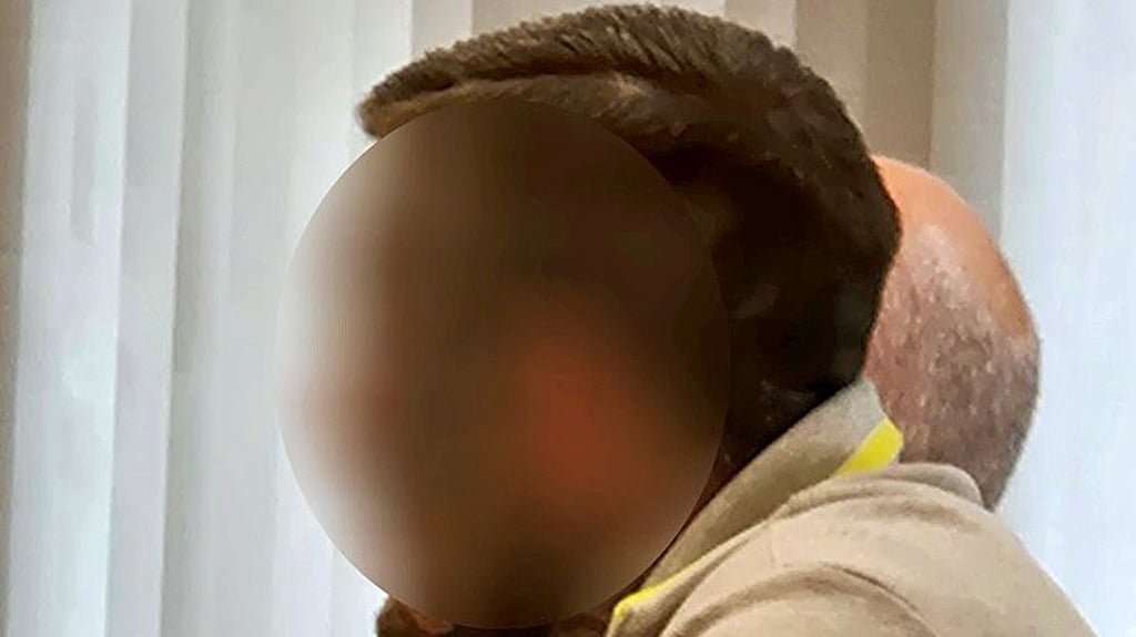 Der Angeklagte postete ein Bild von sich mit Hitler-T-Shirt.