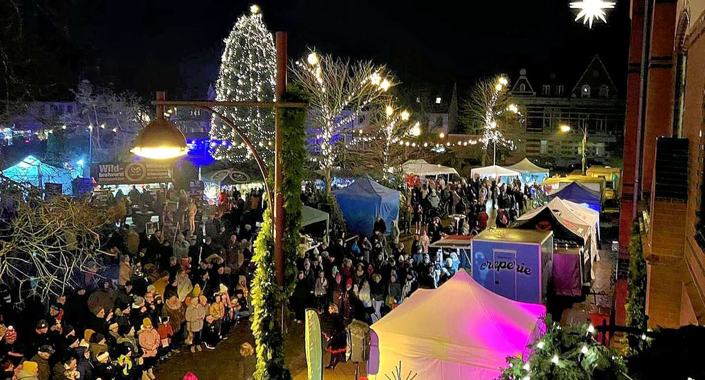 Der Marktplatz in Genthin im weihnachtlichen Lichterglanz. Die Planungen für Veranstaltungen in der Adventszeit 2025 vor dem Rathaus laufen.