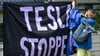 Kritiker des US-Elektroautoherstellers Tesla haben gegen die Autofabrik in Grünheide protestiert.